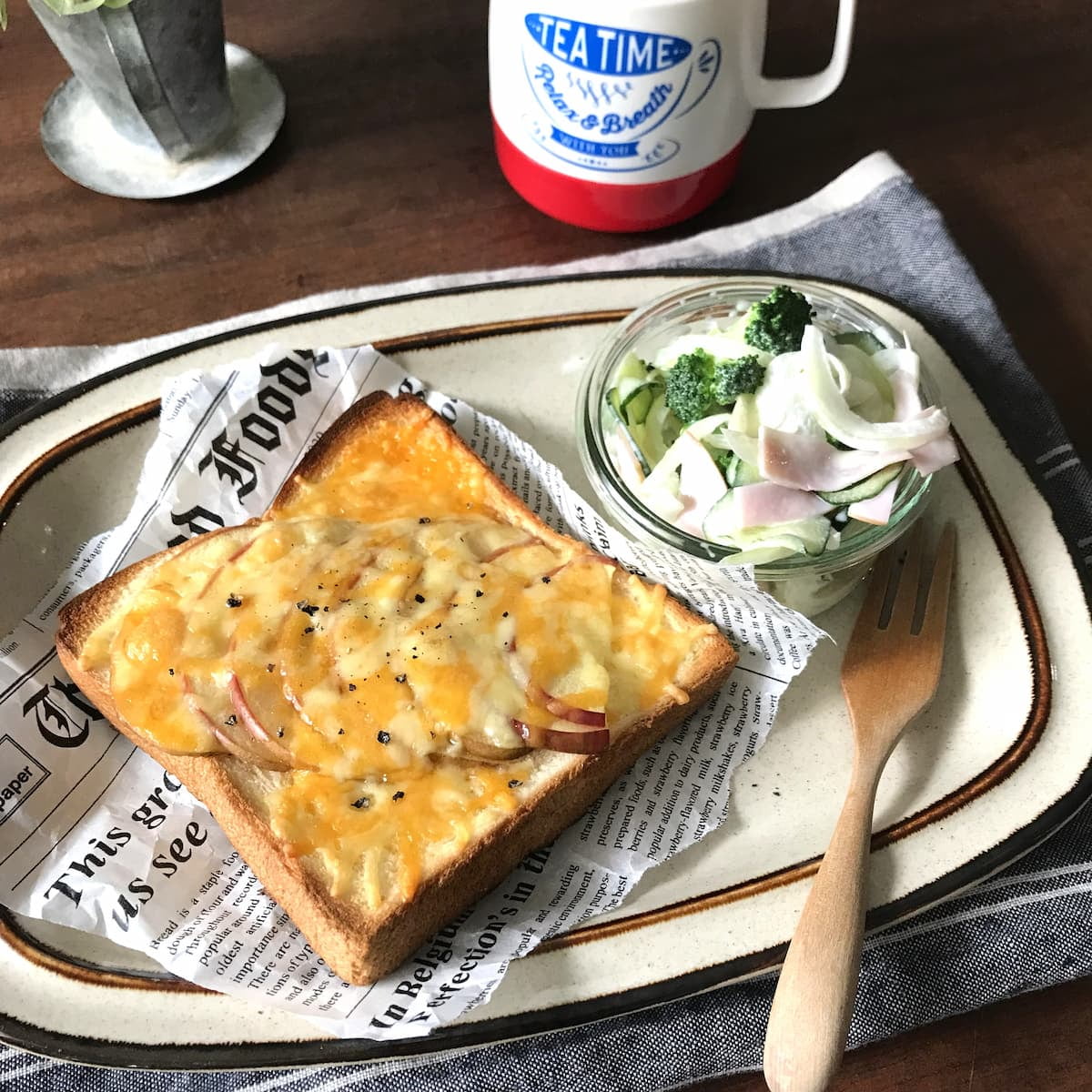 りんごのハニーチーズトーストとサラダ　完成