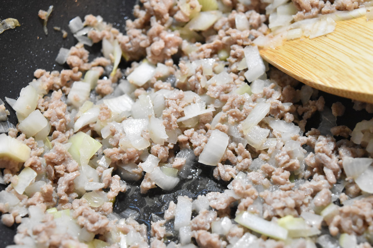 お豆たっぷりカレー 材料を炒める