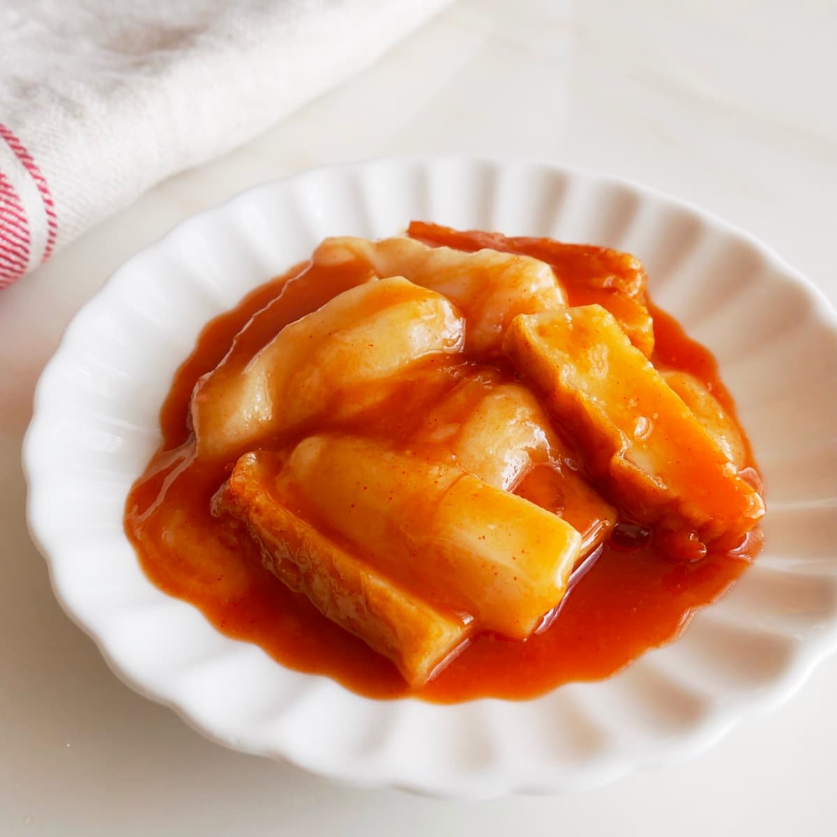 余った切り餅と調味料3つだけ!甘辛味がクセになる「レンジトッポギ」の作り方