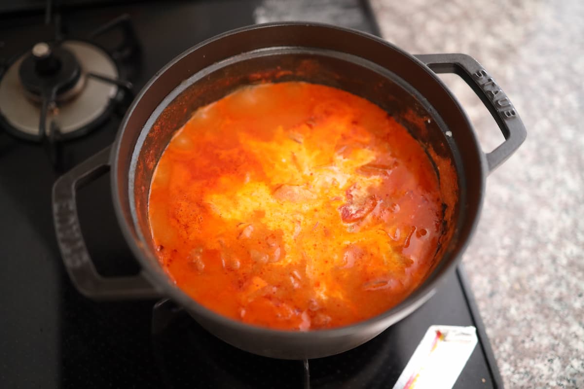 牛乳か生クリームを入れてひと煮立ちさせる
