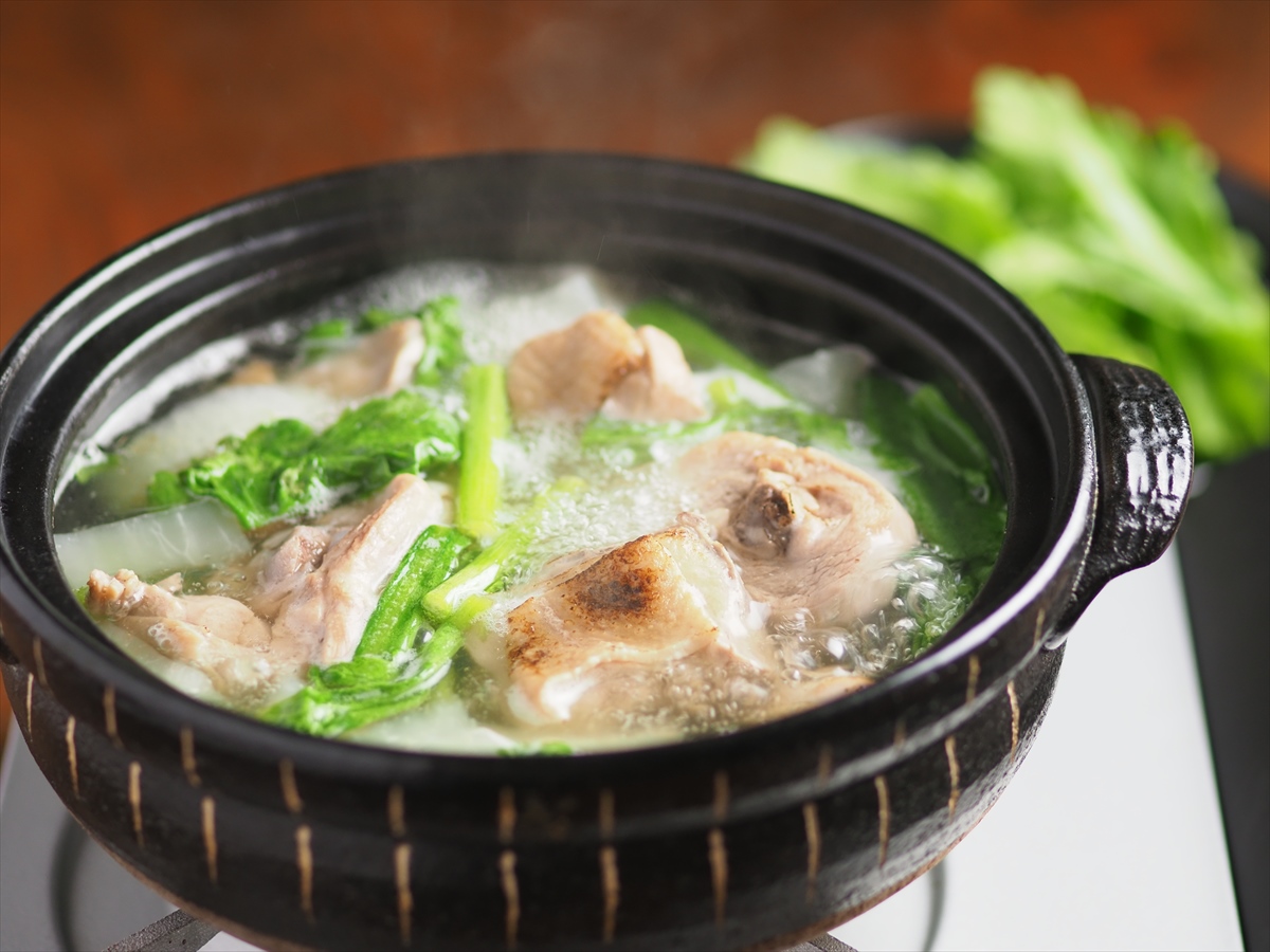 骨付き鶏肉と大根、春菊の水炊き