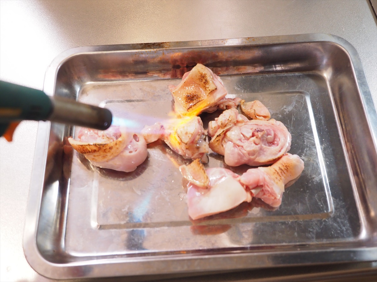 骨付き鶏肉と大根、春菊の水炊き