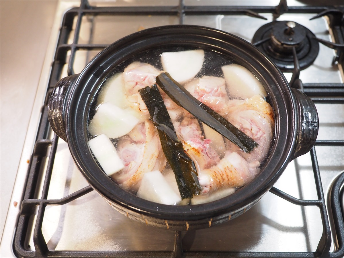 骨付き鶏肉と大根、春菊の水炊き