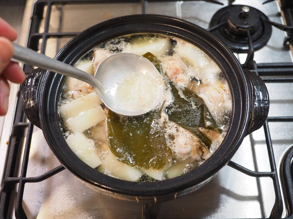 骨付き鶏肉と大根、春菊の水炊き