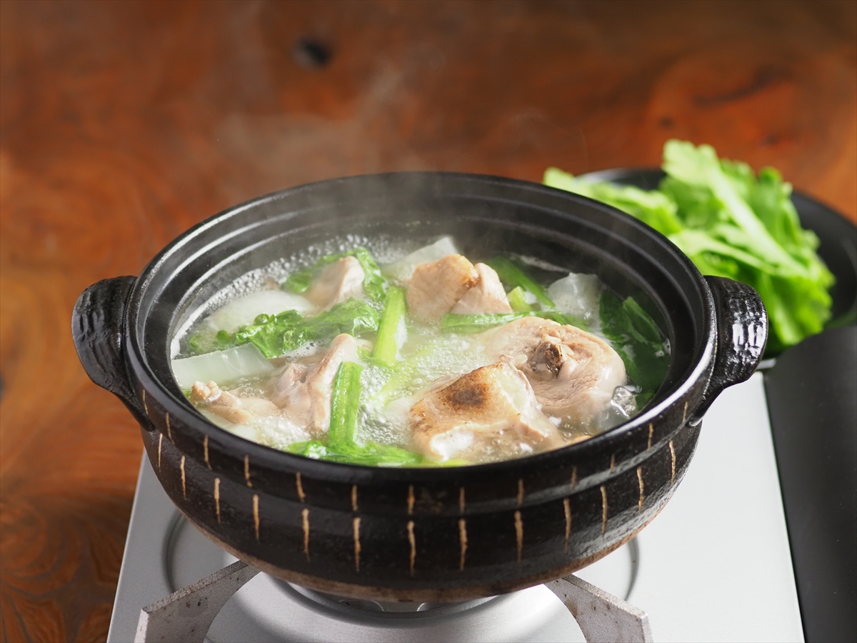 骨付き鶏肉と大根、春菊の水炊き