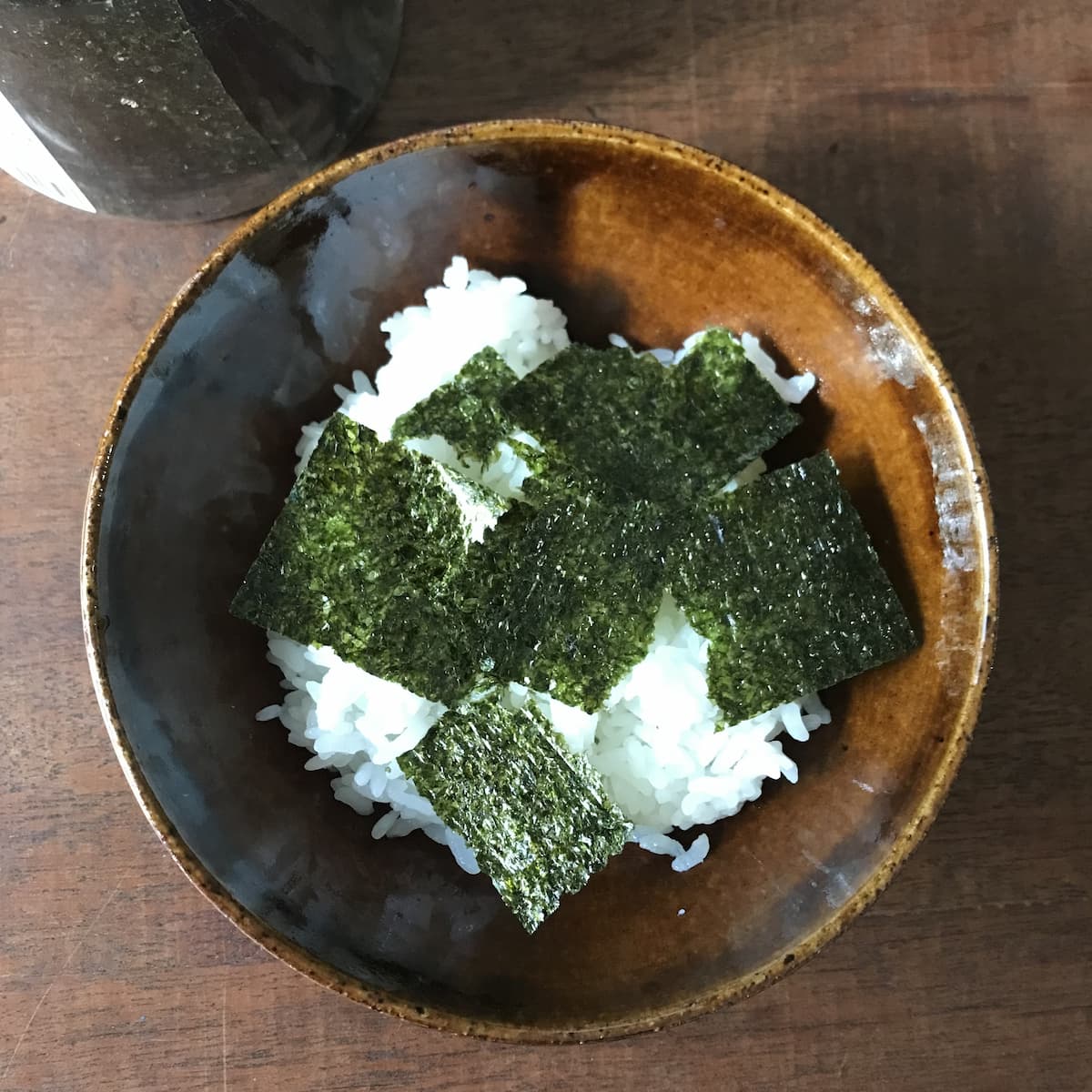 ごはんに海苔を散らした写真