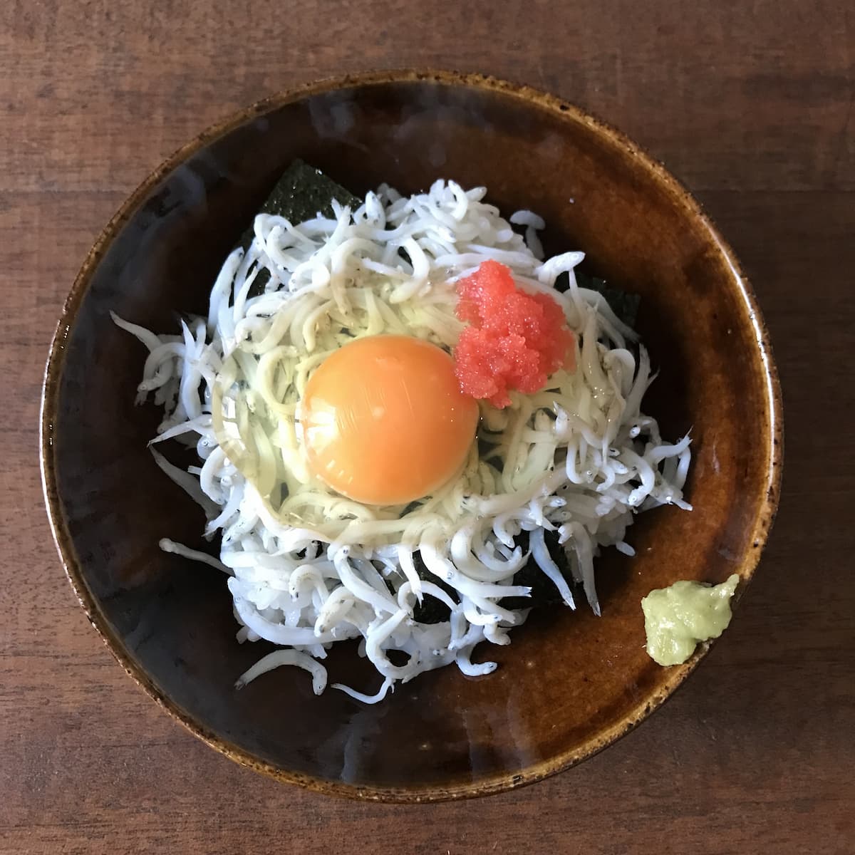 じゃこ、卵、明太子、わさびをのせた写真