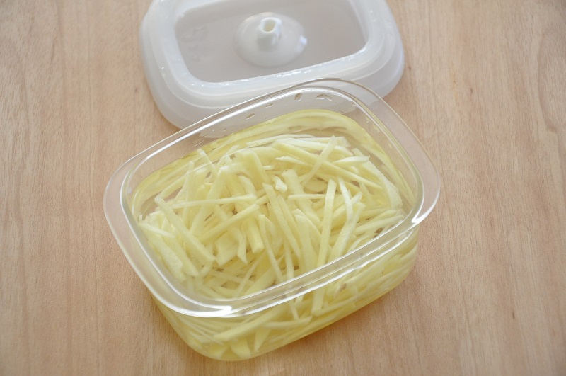鶏そぼろ　しょうがを容器に入れる