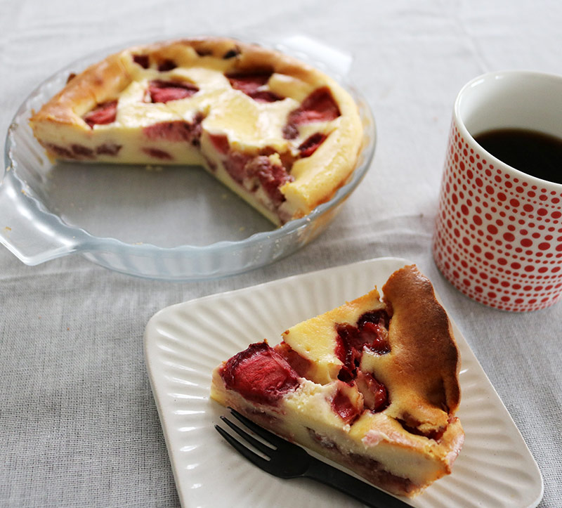 バレンタインに作ろう!苺トッピングで甘酸っぱい「ホワイトチョコチーズケーキ」
