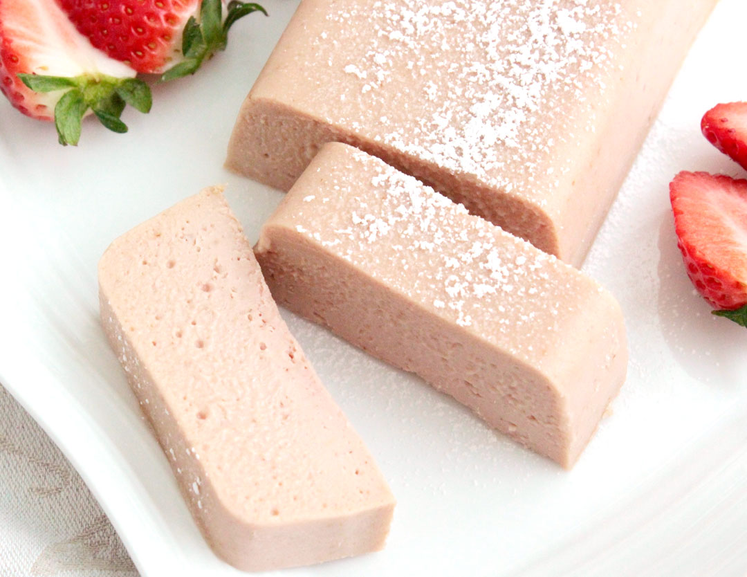 ピンク色がキュンと可愛い。春を先取り「濃厚イチゴチョコテリーヌ」