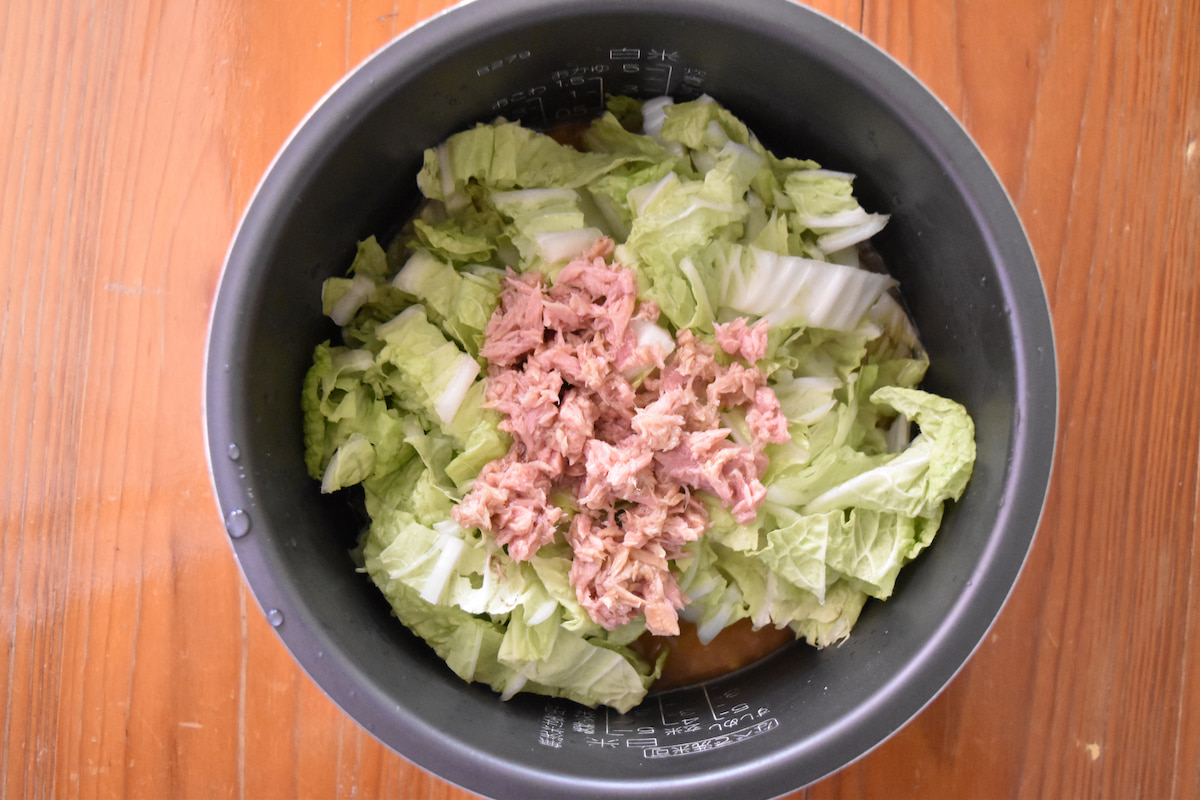 ツナと白菜の炊き込みご飯の材料を炊飯釜に入れる