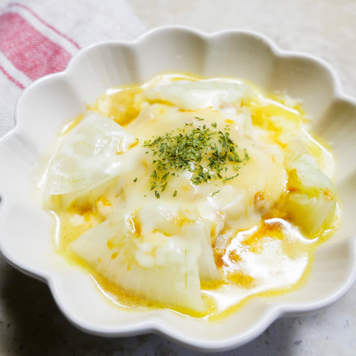 レンジで超簡単!甘くてとろとろでめっちゃおいしい「ツナマヨチーズのまるごと新玉ねぎ」の作り方