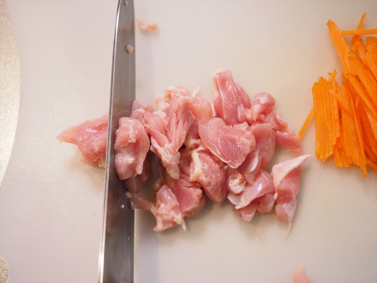 ふわふわ卵のチキンコンソメスープ　鶏肉を切る