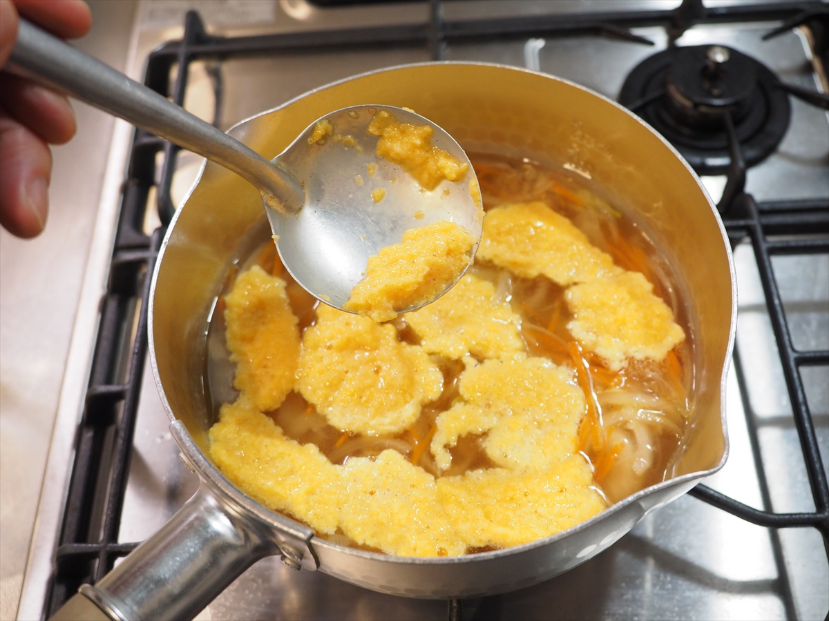 ふわふわ卵のチキンコンソメスープ　卵液を入れる