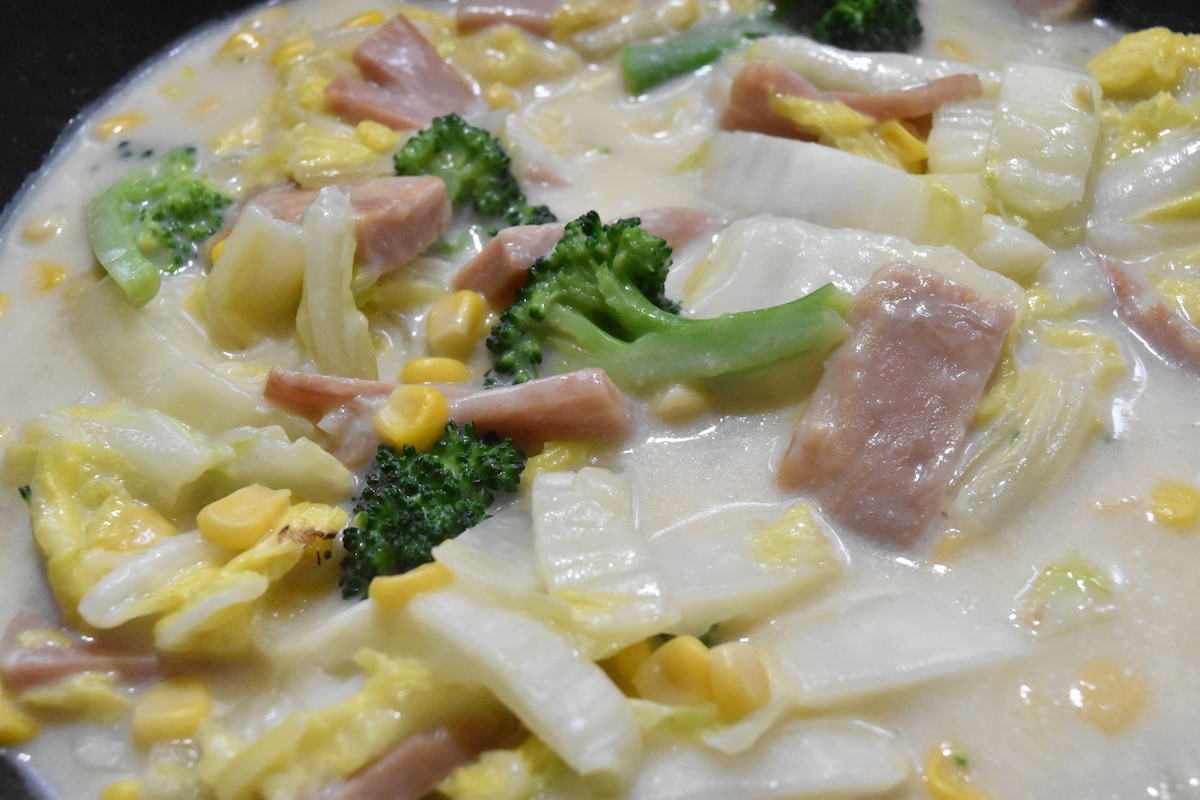 スパムと白菜のとろ～りクリーム煮　ブロッコリーを入れる