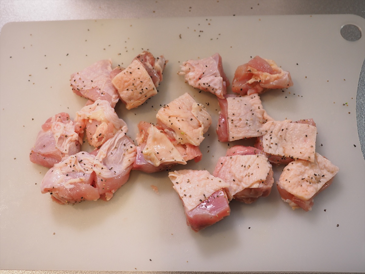鶏もも肉とブロッコリーのキムチ炒め　鶏肉に下味をつける