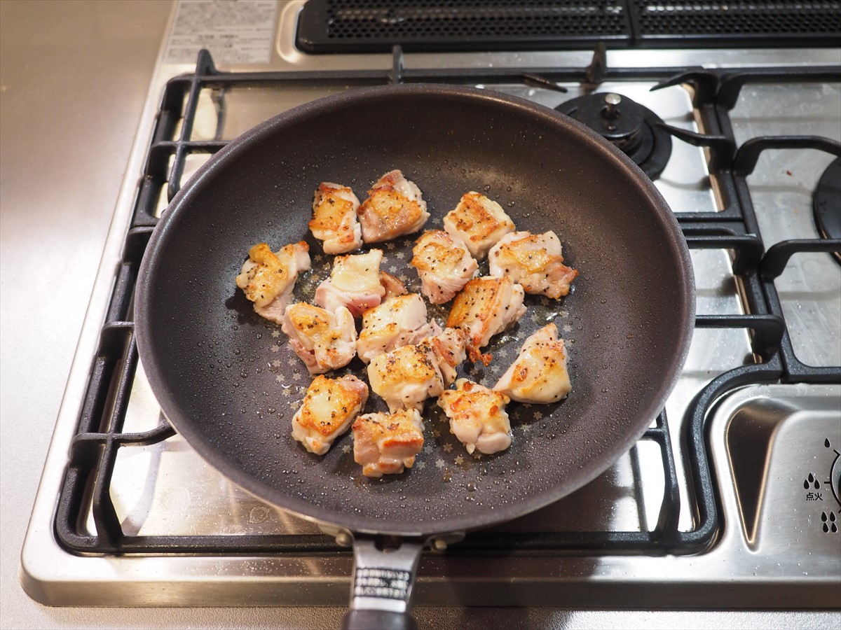 鶏もも肉とブロッコリーのキムチ炒め　鶏肉を焼く