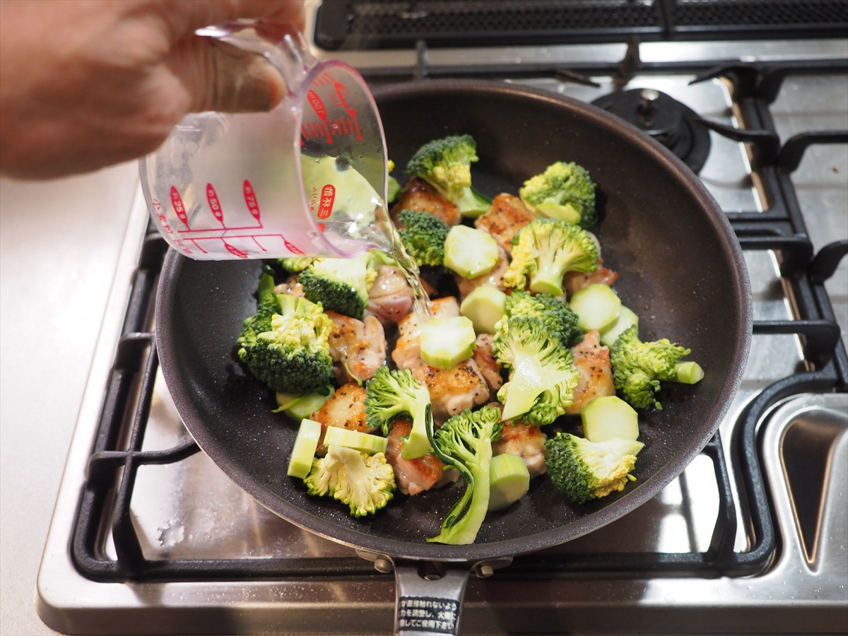 鶏もも肉とブロッコリーのキムチ炒め　お湯を注ぐ