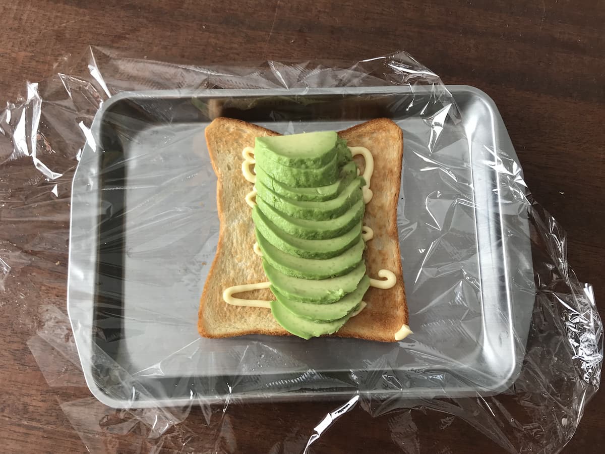 パンにアボカドをのせたところ