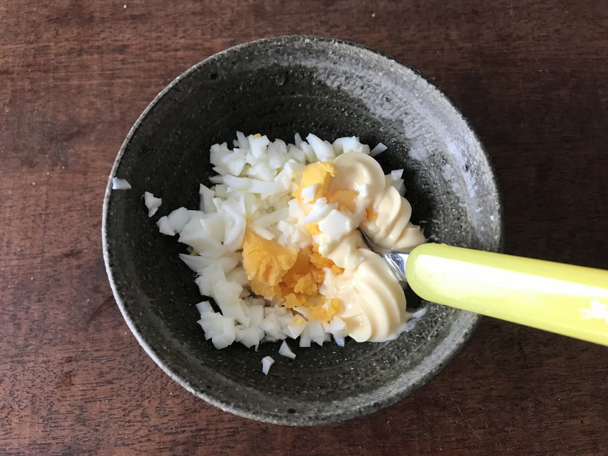 卵にマヨネーズを和えてるところ