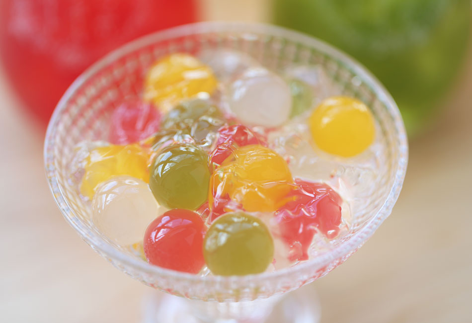 苺、メロン、みかん、ライチの個性豊かな4種類に加え、すべての味が入ったミックスがあります。瓶ならではのカラフルな見た目は、プレゼントにも喜ばれます。  ゼリーボールには果実の瑞々しい食感や風味があり、そのまま食べれば、まるで果実そのものを食べているような贅沢な気分。マンナンと呼ばれるこんにゃく粉も入っていて、ヘルシーなだけではなく弾力のある食感になっています。  ゼリーボールが入ったジュレは、果実の味をそこねない上品な甘さ。ゼリーボールだけではなく、最後の一滴まで美味しく食べられます。