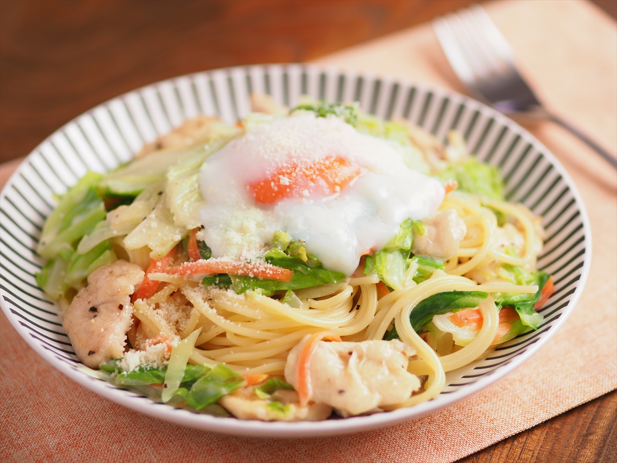 ささみと早生キャベツの温玉クリームパスタ