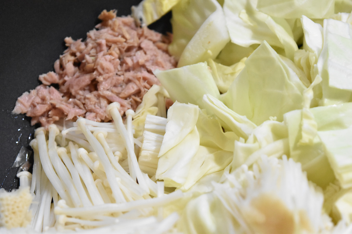 材料をフライパンに入れる