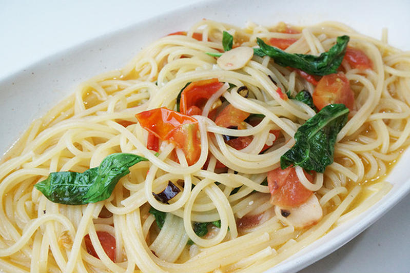 炒めたトマトがおいしい！「トマトペペロンチーノ」レシピ4選