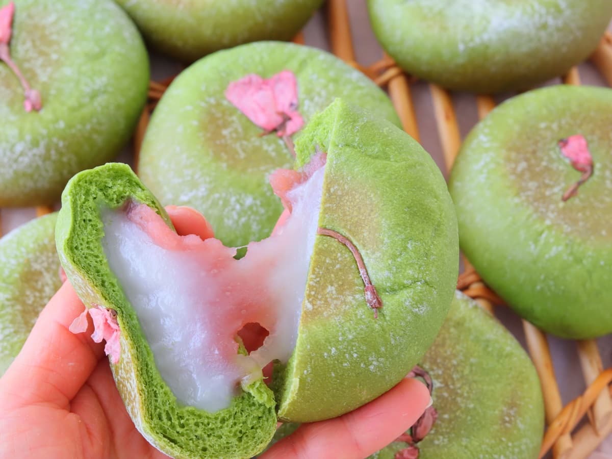 抹茶桜もちもちあんぱん断面
