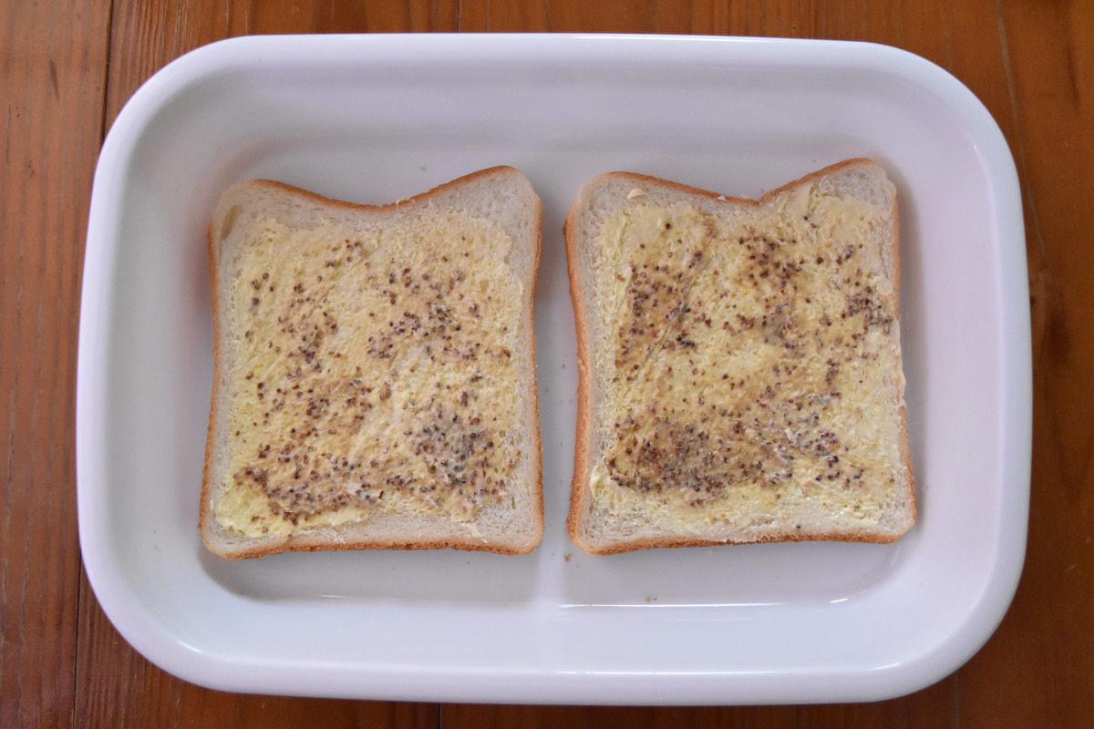 食パンにバターとマスタードを塗る