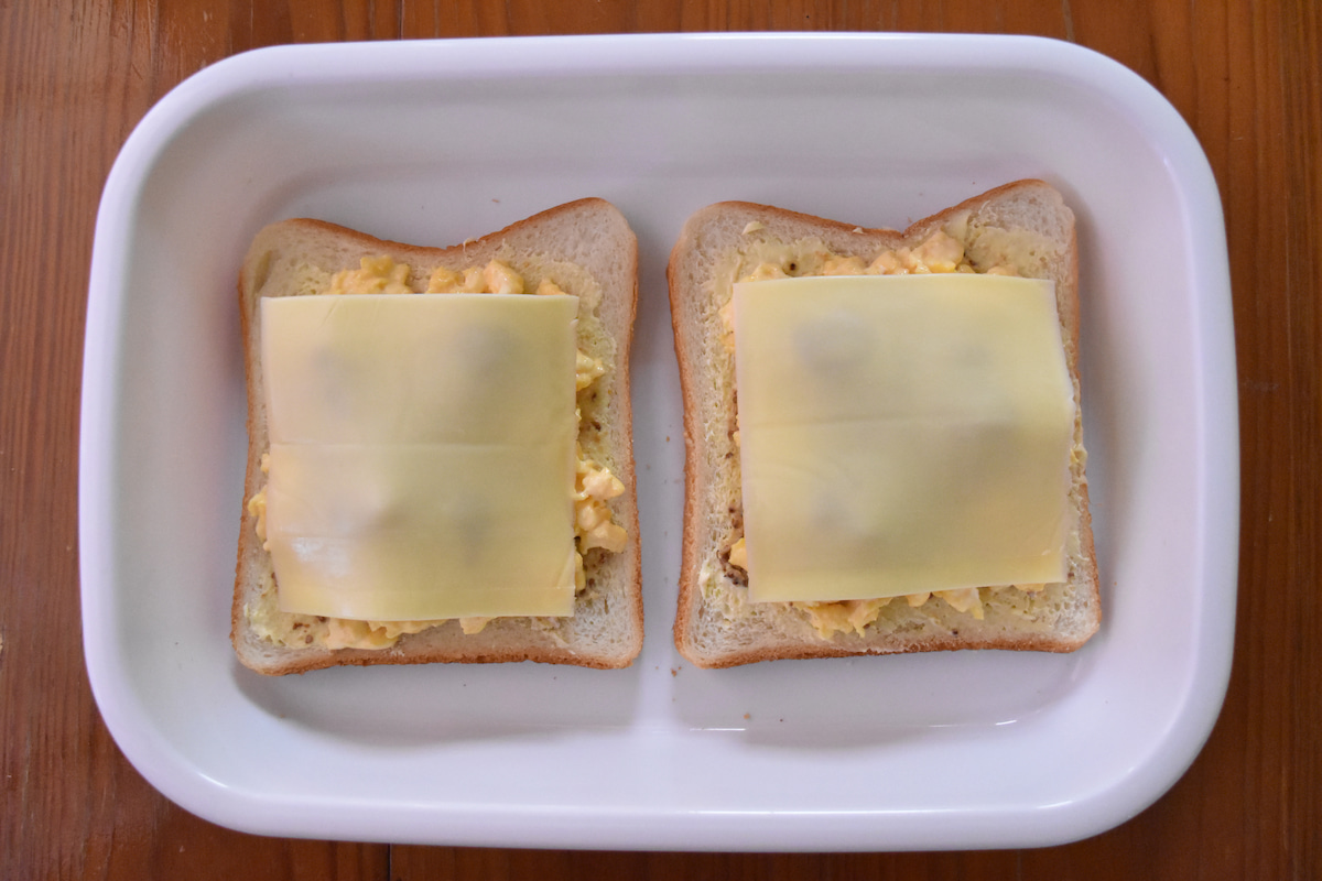 チーズをのせる