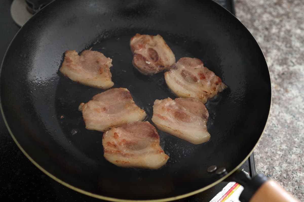 フライパンで焼き目をつける