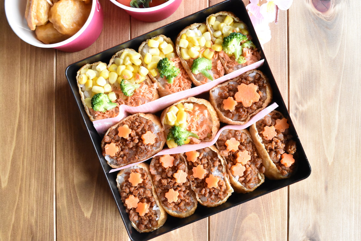 お花見弁当にいかが♪市販の鶏そぼろや鮭フレークで簡単!「オープンいなり寿司」
