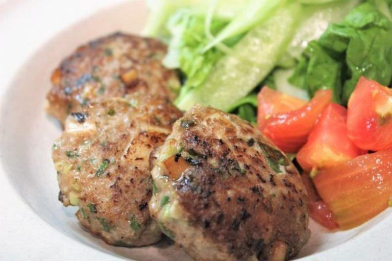 玉ねぎの代わりに使うとおいしい！「ねぎハンバーグ」レシピ4選