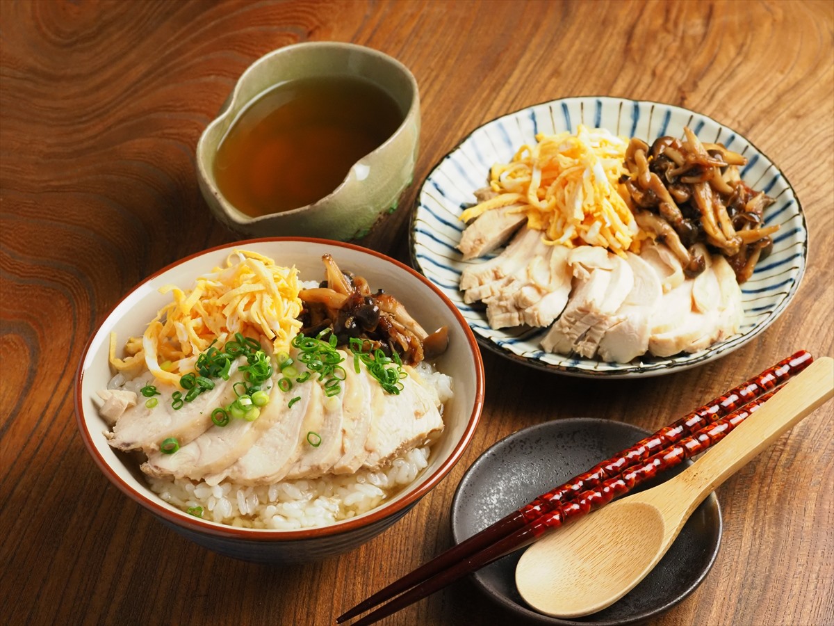 固まったらザルにのせて冷まします（水蒸気を逃がすため）。冷めたら細く切っておきます。