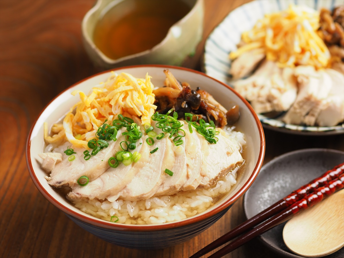 固まったらザルにのせて冷まします（水蒸気を逃がすため）。冷めたら細く切っておきます。