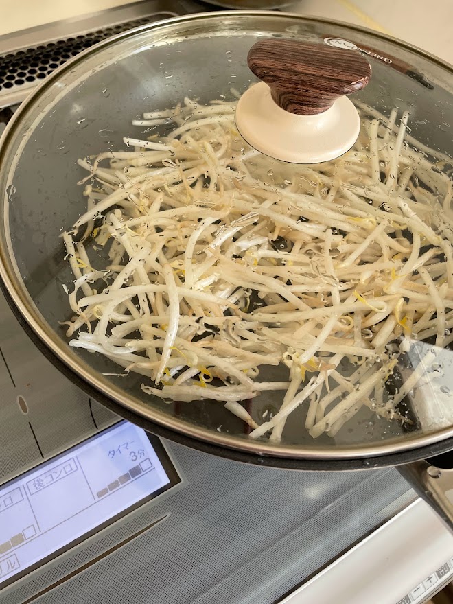 フライパンで蒸し焼きに
