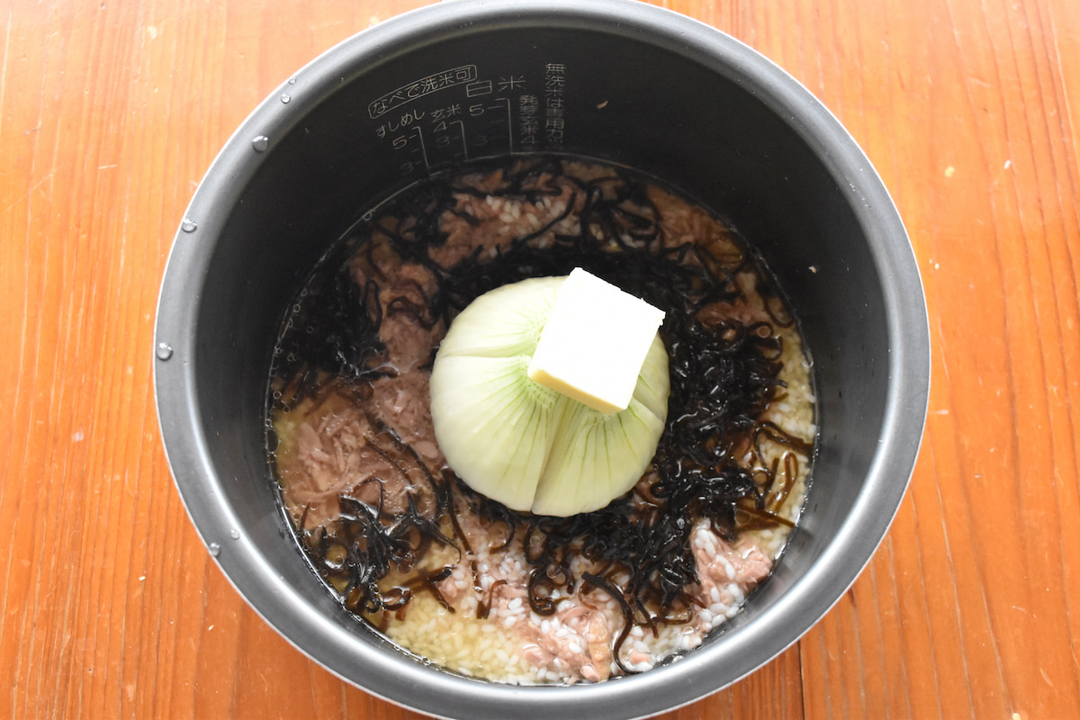 ごはんの上に新玉ねぎとツナ缶などをセットする