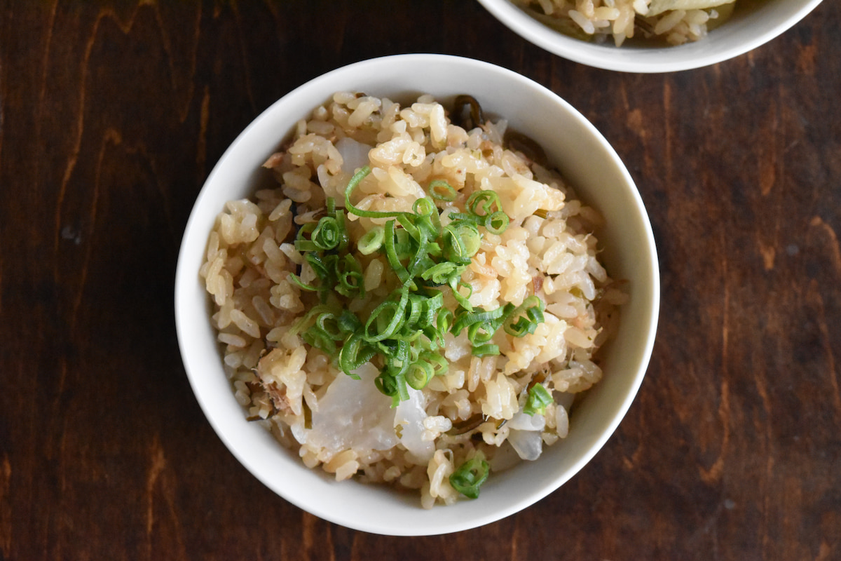 おかわりが止まらない!ツナと塩昆布で旨味たっぷり「まるごと新玉ねぎの炊き込みご飯」
