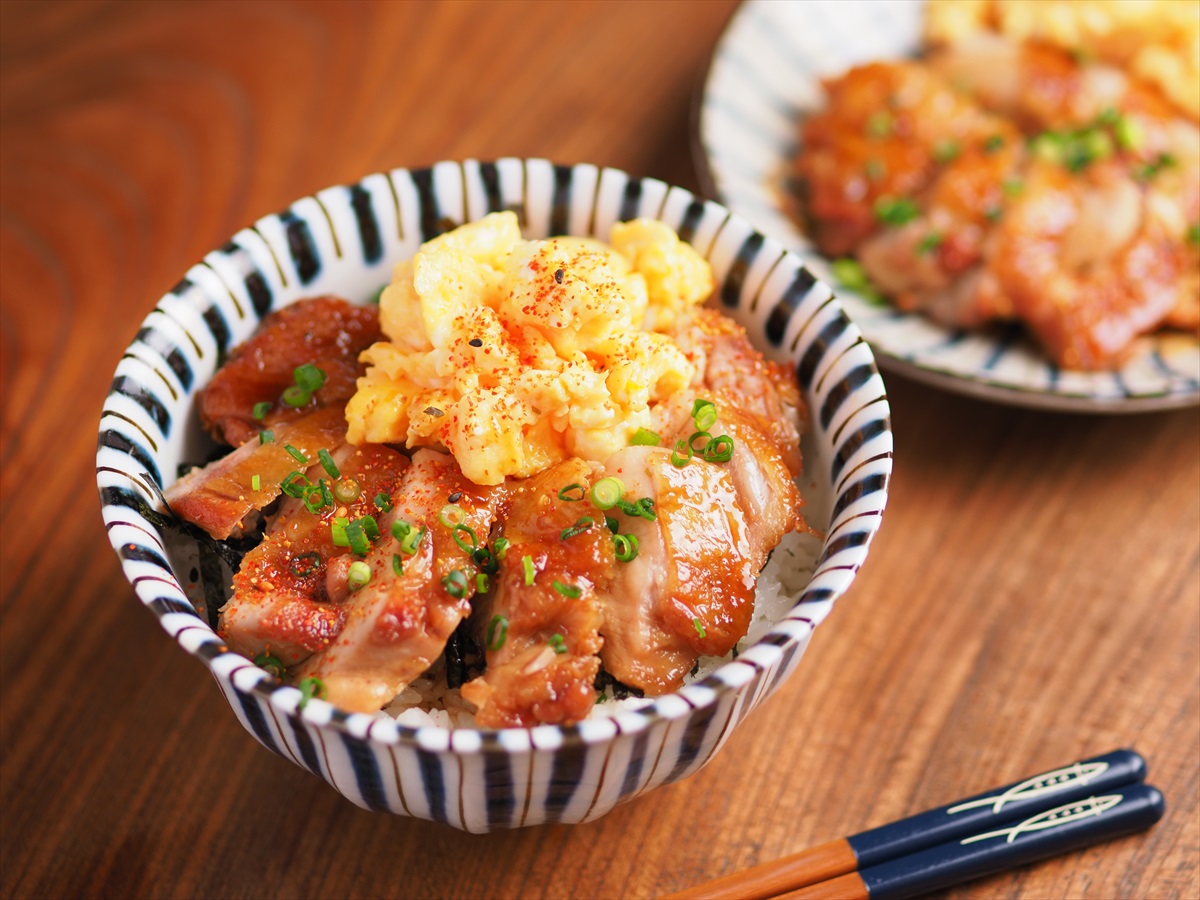 鶏もも肉の照焼き親子丼、とろ~り半熟炒り卵添え