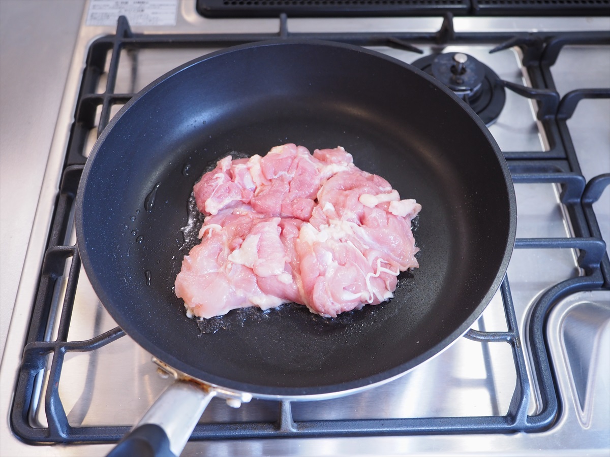 鶏もも肉の照焼き親子丼、とろ~り半熟炒り卵添え
