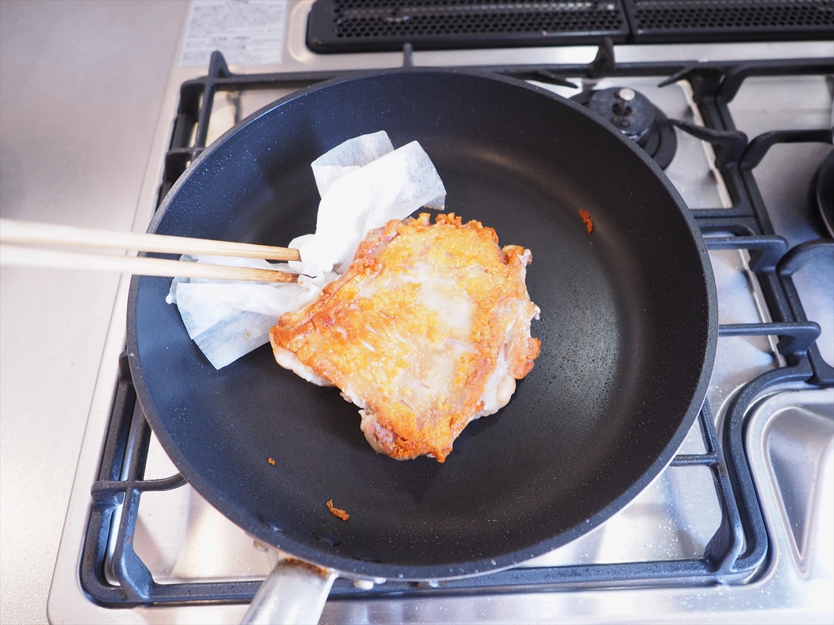 鶏もも肉の照焼き親子丼、とろ~り半熟炒り卵添え