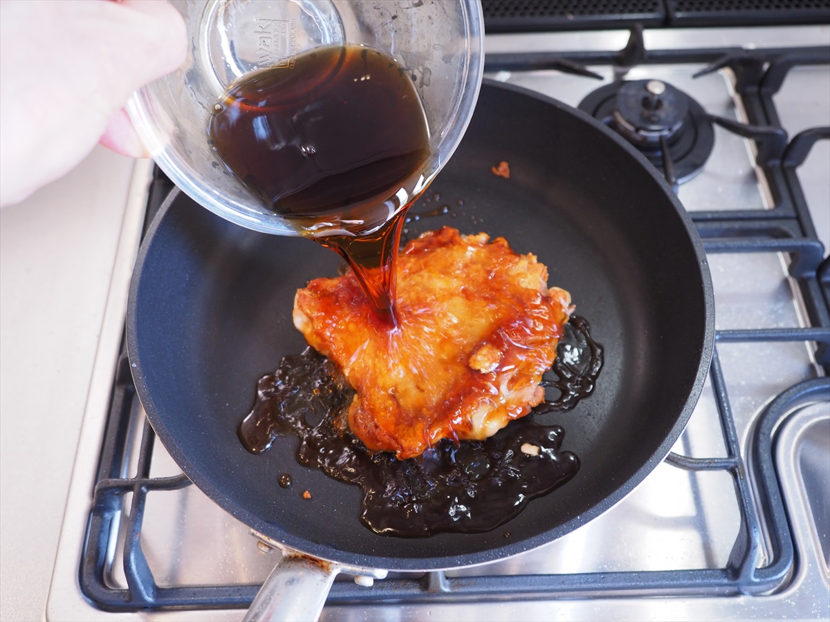鶏もも肉の照焼き親子丼、とろ~り半熟炒り卵添え
