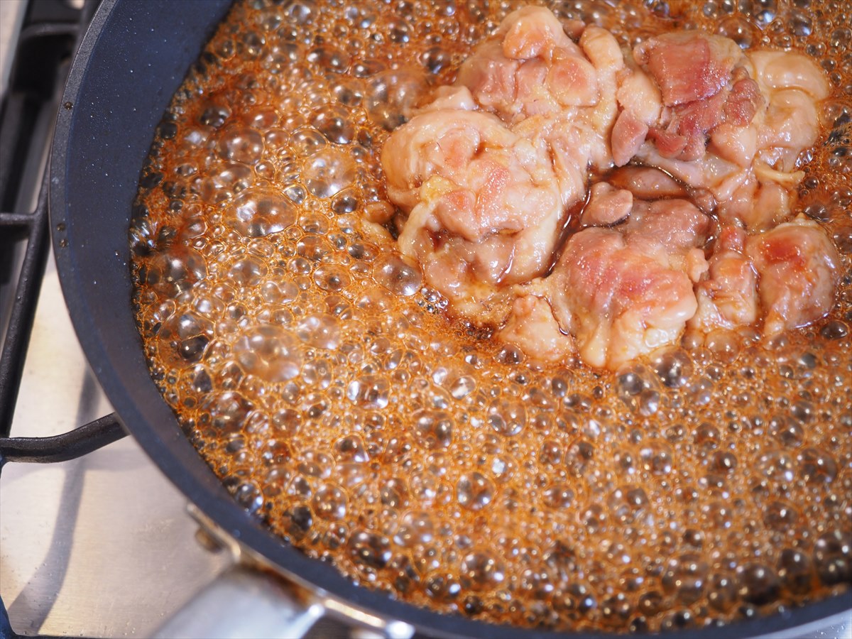 鶏もも肉の照焼き親子丼、とろ~り半熟炒り卵添え