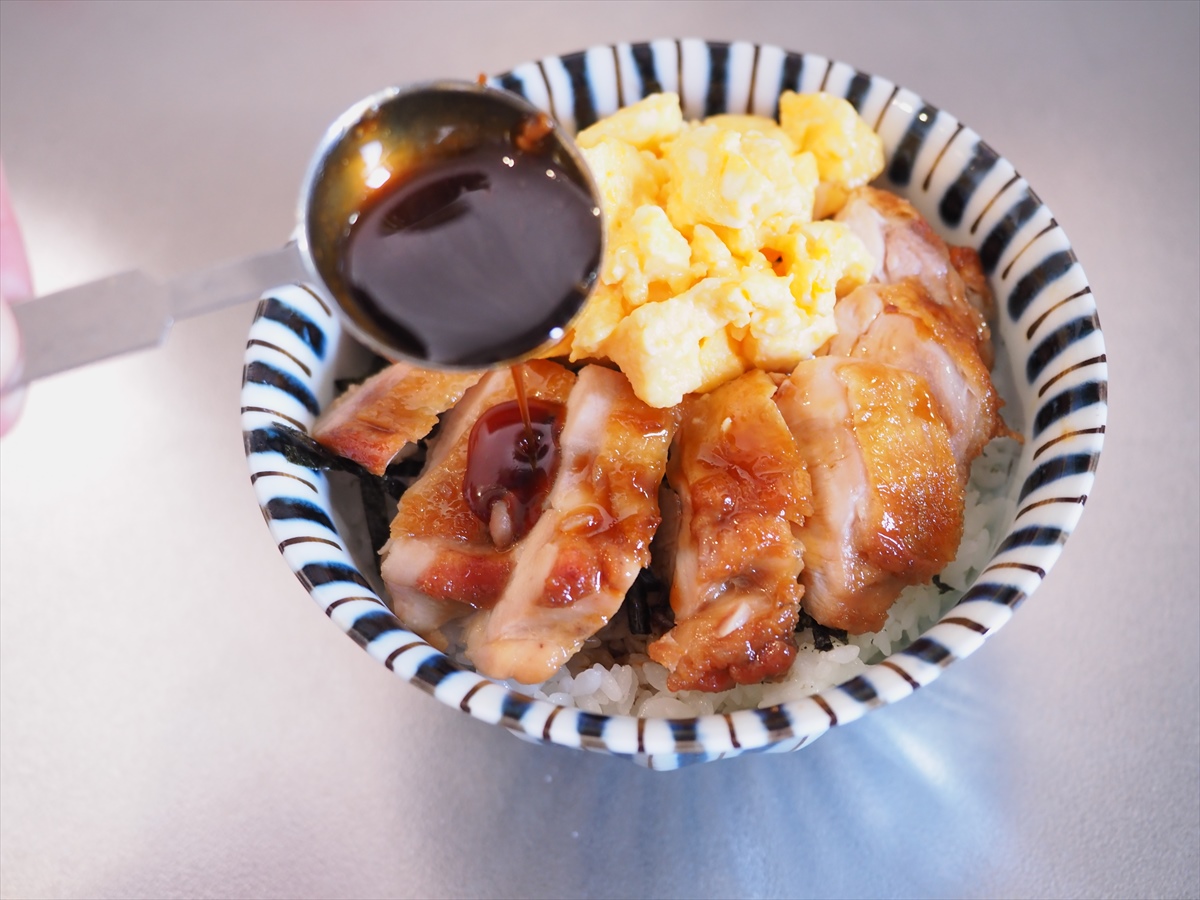 鶏もも肉の照焼き親子丼、とろ~り半熟炒り卵添え