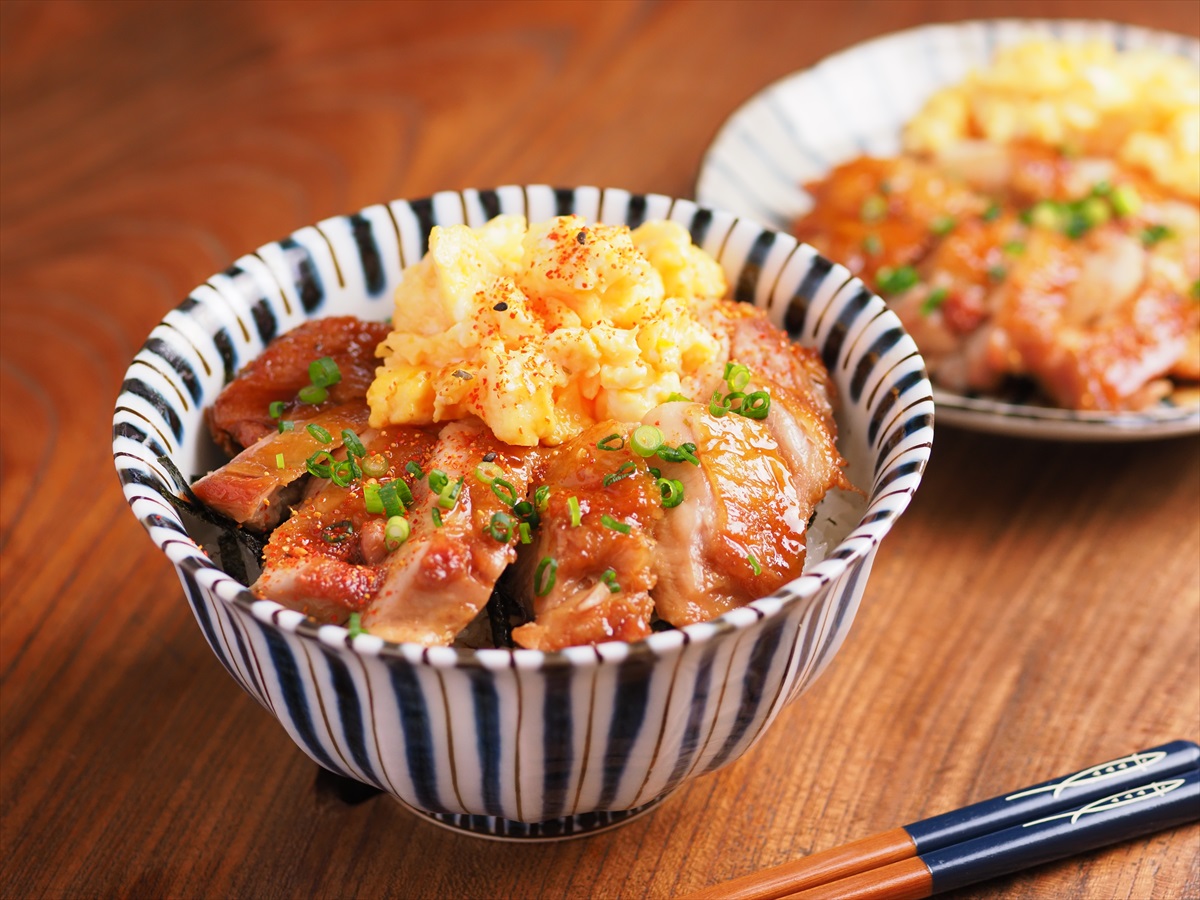 鶏もも肉の照焼き親子丼、とろ~り半熟炒り卵添え