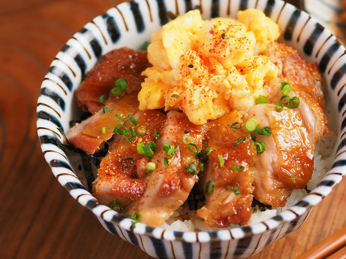 とろ~り半熟炒り卵入りでおいしさアップ!「鶏もも肉の照り焼き親子丼」