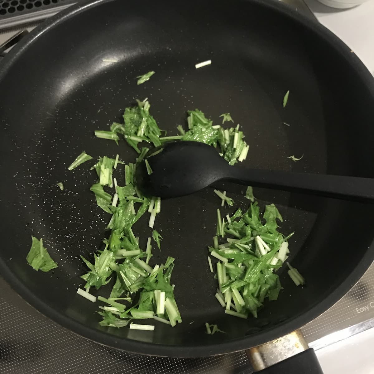 水菜を炒めてるところ