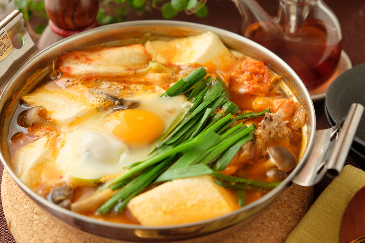 帰宅後10分で食べられる！まな板も包丁も使わない「さば缶と春キャベツのスンドゥブ」