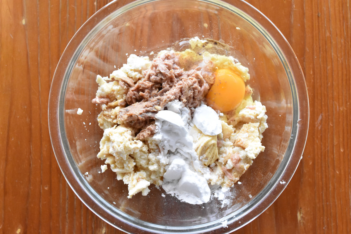 材料をボウルに入れる